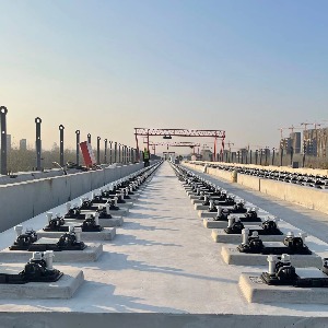 無(wú)砟軌道首件驗(yàn)收通過(guò) 